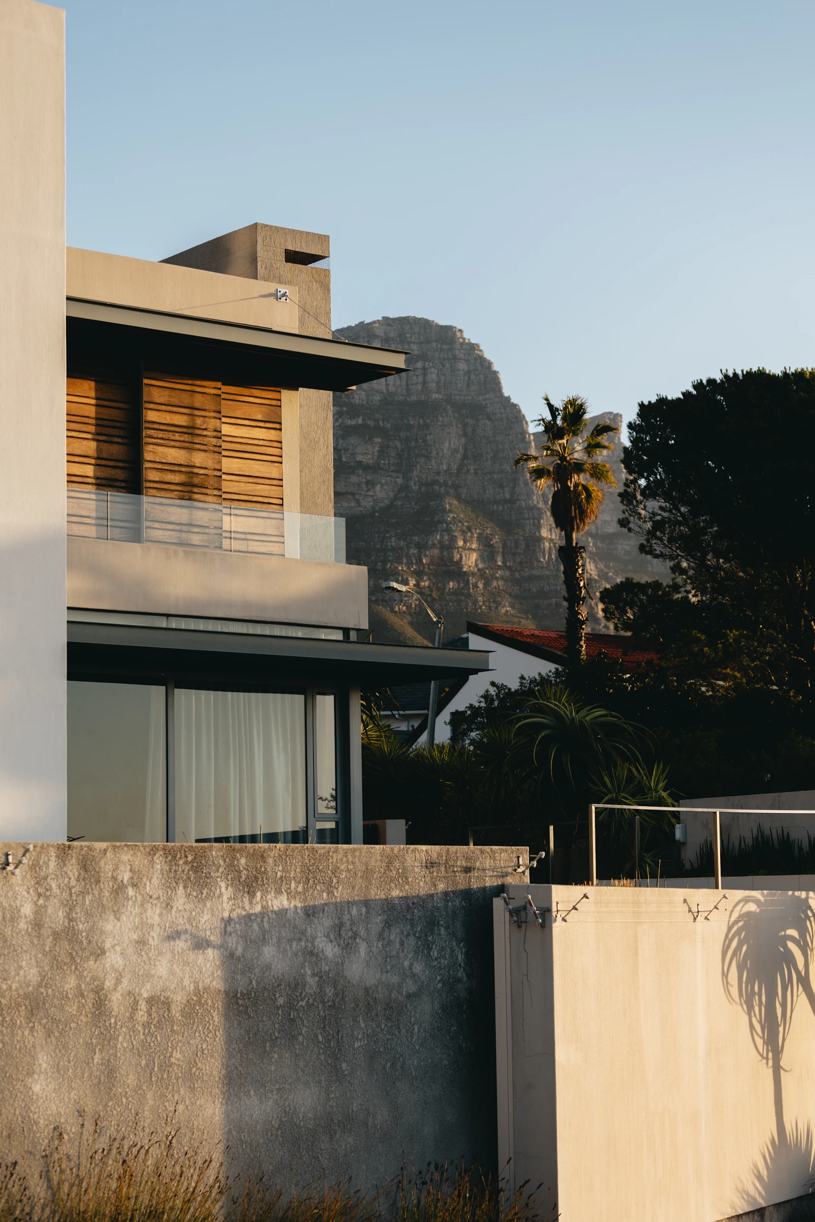 Vivienda contemporánea con terrazas, vegetación y montañas al fondo