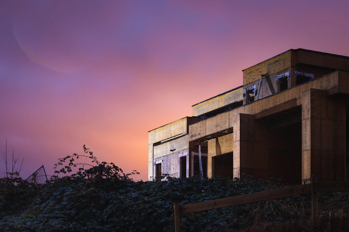 Edificio de concreto bajo un cielo rosado al atardecer